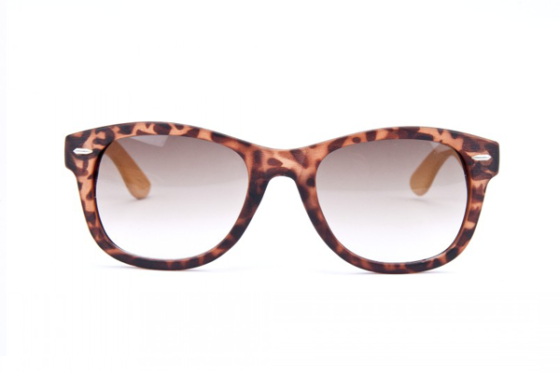Bamboe zonnebril met luipaardprint voorkant, Brillenbaas